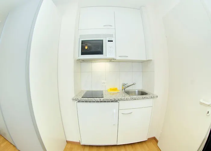 Lovely In The Center - Crown 44