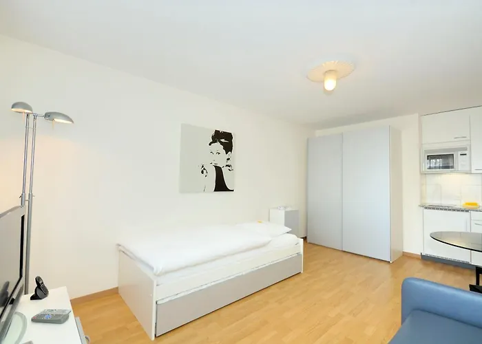 Lovely In The Center - Crown 44 Zurych