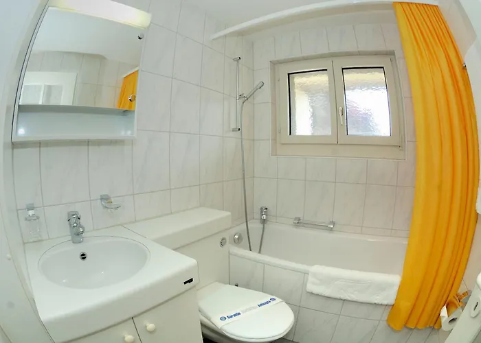 Lovely In The Center - Crown 44 * Zurych